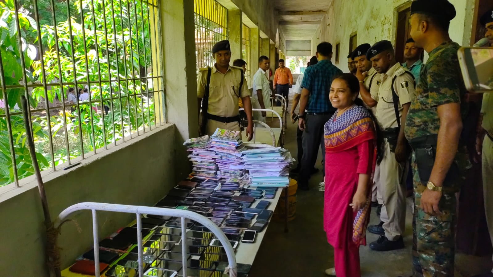 आरा: B.Ed परीक्षा में मोबाइल और गेस पेपर लेकर पहुंचे थे परीक्षार्थी, 80 को किया गया निष्कासित