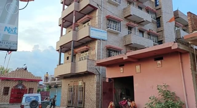 चार मंजिला इमारत से गिरकर युवक की मौ'त, मकान मालिक श'व को लेकर हुआ फरार, जानिए क्या है मामला