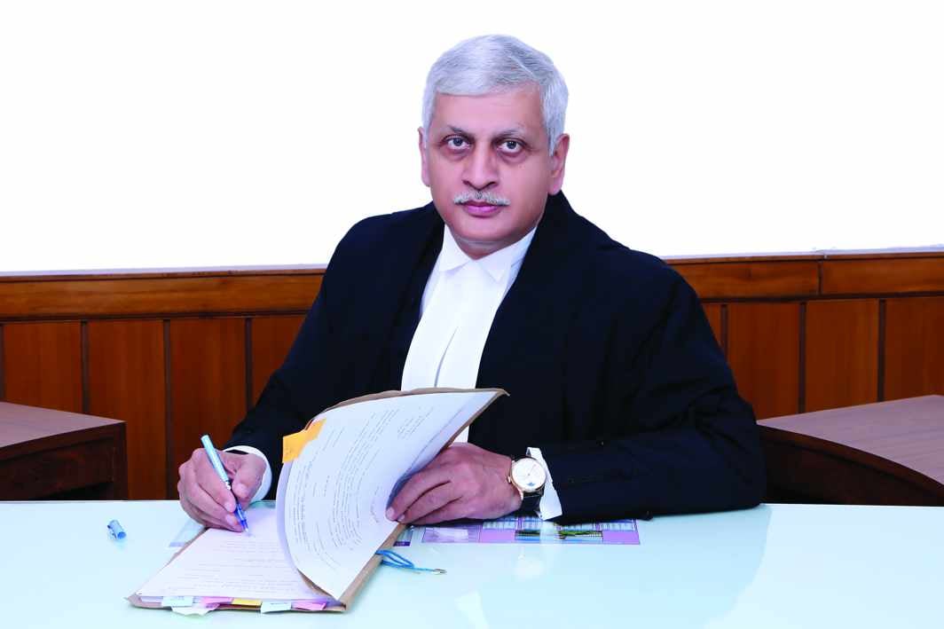 जस्टिस ललित ने कोर्ट की कार्यवाही सुबह 9 बजे से करने की पैरवी की, कहा – जब बच्चे 7 बजे स्कूल जा सकते हैं, तो हम 9 बजे क्यों नहीं आ सकते