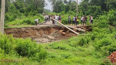 बंद पड़ी BCCL  खदान का बड़ा हिस्सा 200 फीट धंसा, झोपड़ी भी जमींदोज, लोगों में काफी आक्रोश