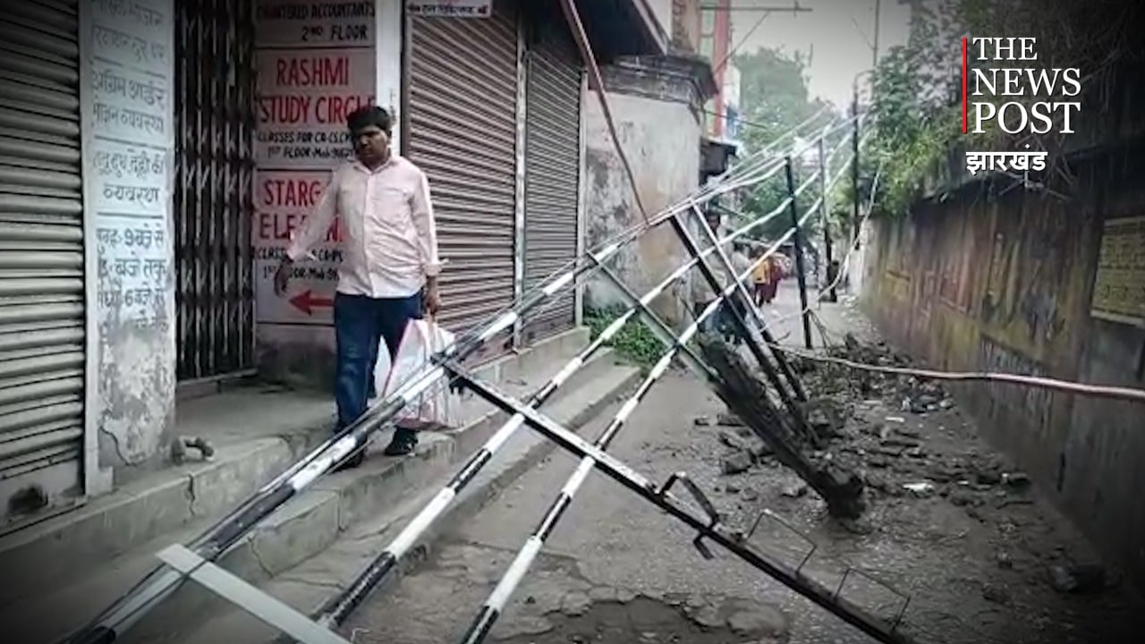 हार्ट ऑफ द धनबाद टाउन  ओवर ब्रिज की रेलिंग गिरी, हादसे के बाद भी प्रशासन नदारद