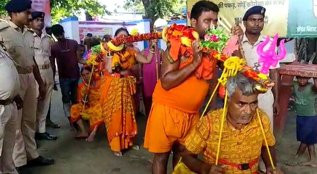 मां-बाप को कांवर में बैठा कराई देवघर यात्रा, कलयुग के श्रवण कुमार की सभी ओर हो रही चर्चा