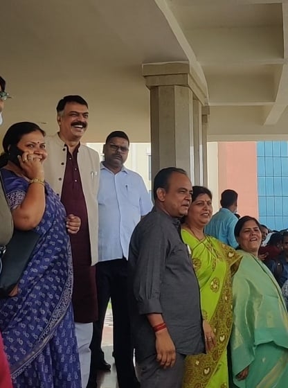 रजनीगंधा बस में सवार होकर एनडीए के वोटर पहुंचे विधानसभा, अंतिम मतदाता बने सरयू