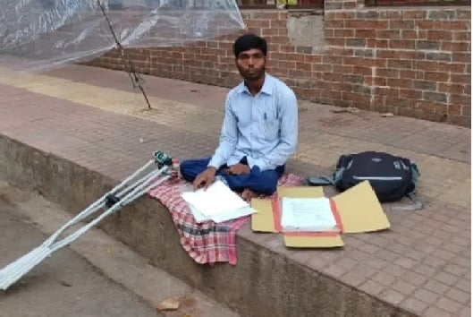 राजभवन के समक्ष 77 दिनों से धरनारत दुमका के दिव्यांग शिक्षक राजेश ने क्यों किया धरना खत्म, जानिये