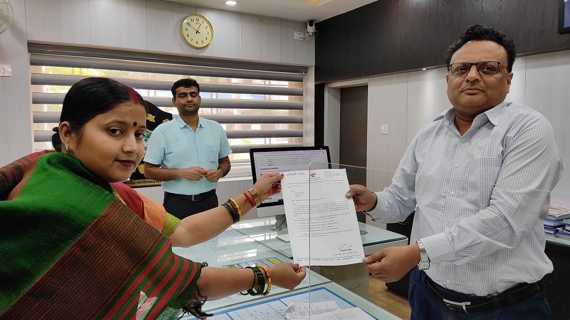 धनबाद रेलवे स्टेशन पर यात्री सुविधा को लेकर भाजपा नेत्री ने डीआरएम को सौंपा ज्ञापन