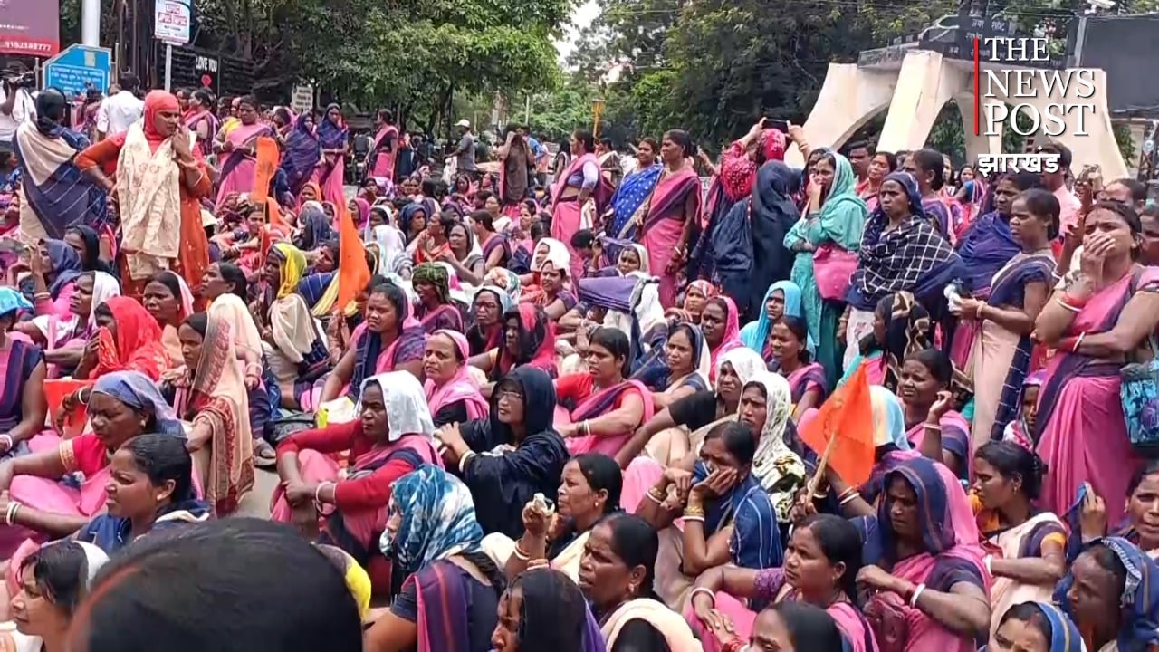 सरकार की सुस्ती से परेशान साहिया और सेविकाओं ने बकाए वेतन की मांग को लेकर किया रणधीर वर्मा चौक जाम