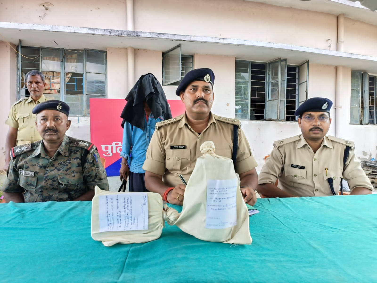 BREAKING :  नशा तस्करों के खिलाफ चतरा पुलिस की बड़ी सफलता, डोडा और अफीम के साथ एक गिरफ्तार