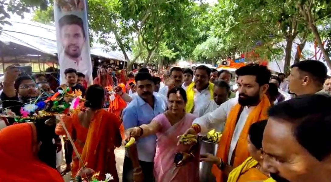 कांवरिया के बीच पहुंचे चिराग पासवान, बांटा  ठंडा शर्बत और फल
