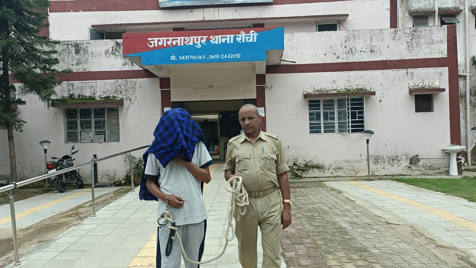 नौकरी दिलाने के नाम पर लोगों से ठगी करने वाला फर्जी जज गिरफ्तार