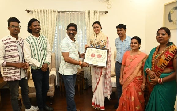 झारखंड में बनेगी आर्ट गैलरी-  फेमिना मिस इंडिया के ग्रैंड फिनाले तक पहुंची रिया तिर्की से मिलने के बाद CM बोले