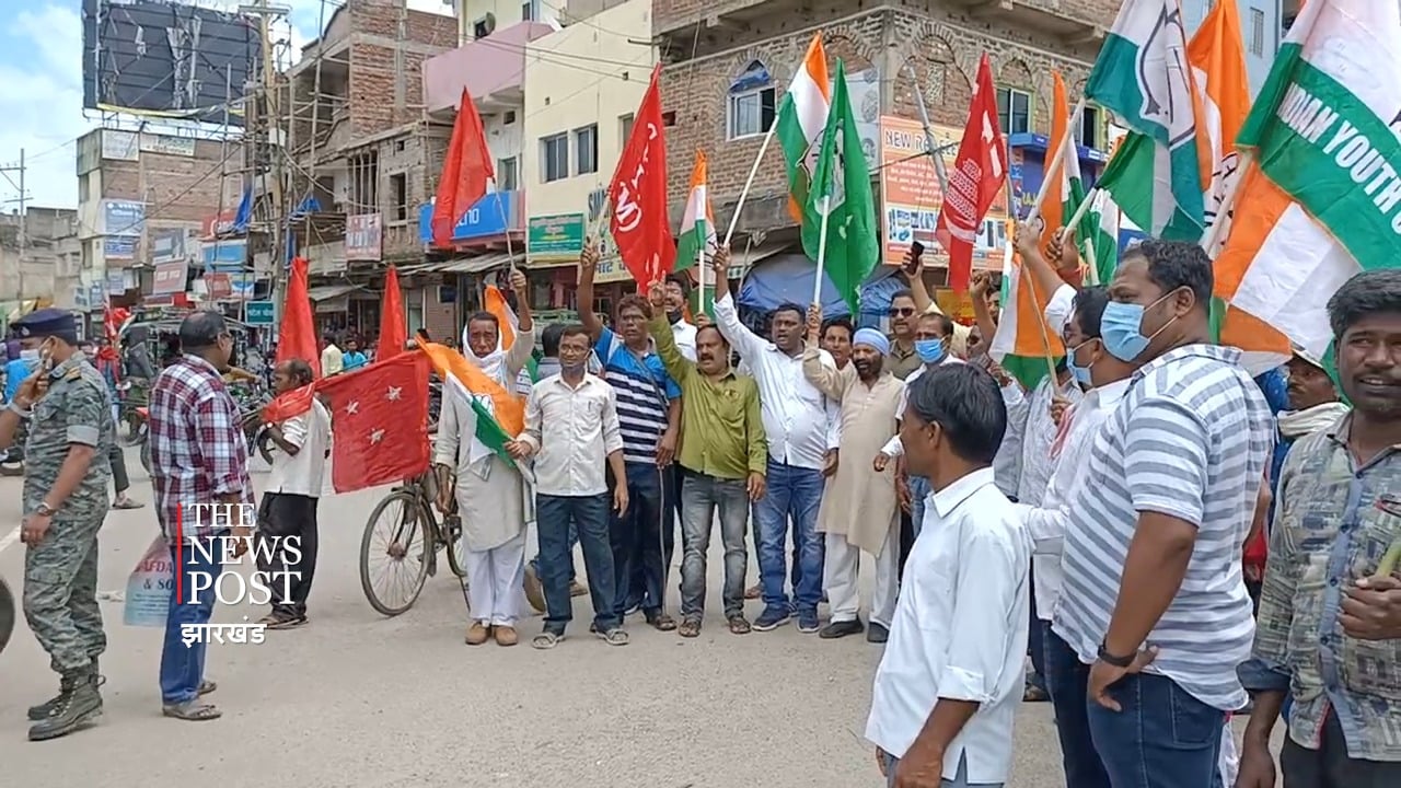 गुमला में बंद का असर,झामुमो,कांग्रेस,वामदल के कार्यकर्ता कर रहे प्रदर्शन