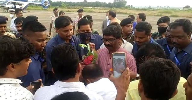 दो दिवसीय दौरे पर दुमका पहुंचे सीएम हेमंत सोरेन, 401 करोड रुपए की योजनाओं का करेंगे उद्घाटन और शिलान्यास