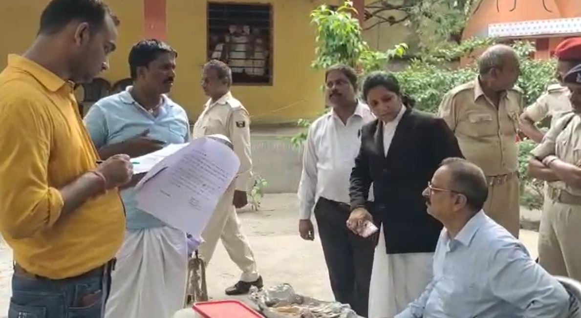 BEGUSARA: जेल के खाने से कैदी परेशान, रोटी लेकर पहुंचा कोर्ट