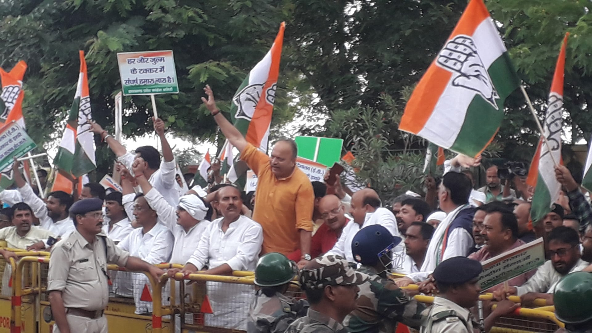 दिल्ली में सोनिया गांधी से हो रही पूछताछ, रांची में ईडी दफ्तर के बाहर कांग्रेस का जोरदार प्रदर्शन