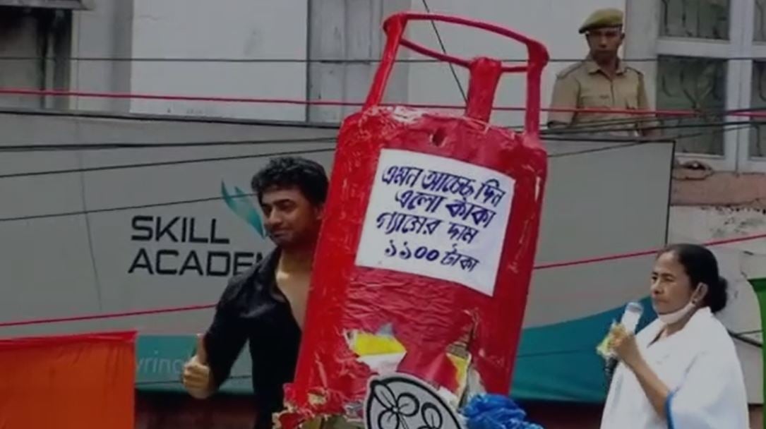 GST के खिलाफ ममता का अनोखा विरोध, मंच से गैस सिलेंडर दिखाकर केंद्र से जीएसटी वापस लेने की अपील