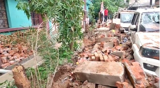 उर्सुलाइन इंटर कॉलेज की पिछली दीवार ढही, कई गाड़ियां क्षतिग्रस्त