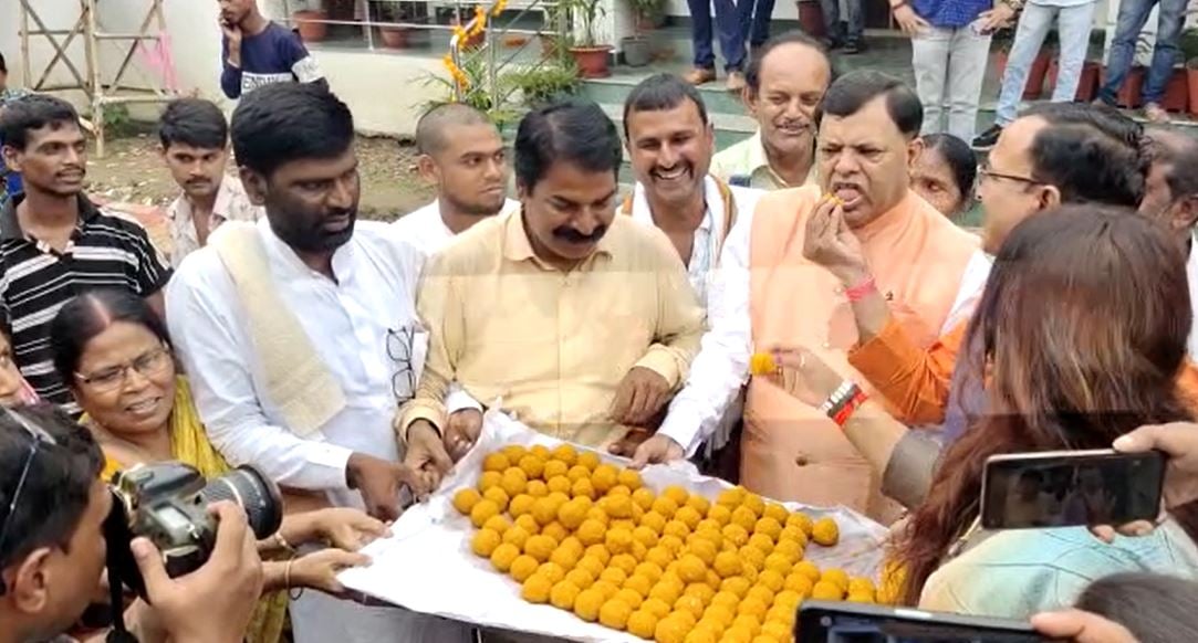 द्रौपदी मुर्मू के राष्ट्रपति बनने पर बिहार में जश्न का माहौल, गरीबों में बांटे गए 51 किलो लड्डू