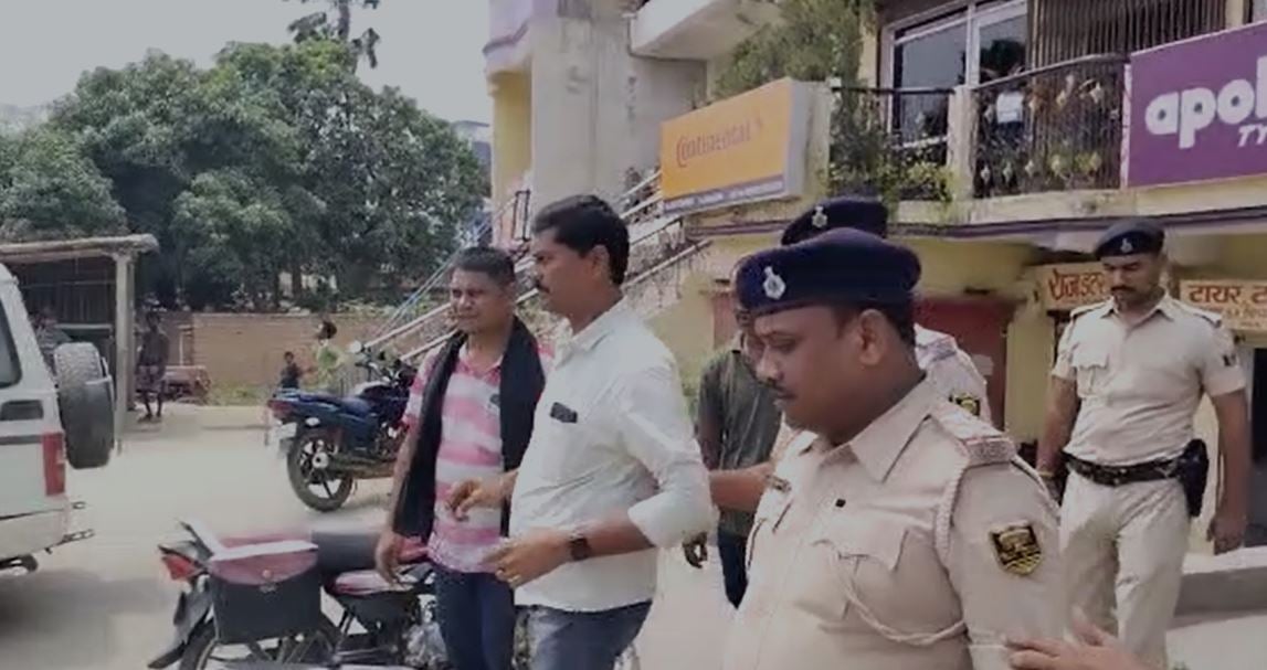 होटल में चल रहा था जिस्मफरोशी का धंधा ,संचालक सहित आठ लड़का लड़की धराए