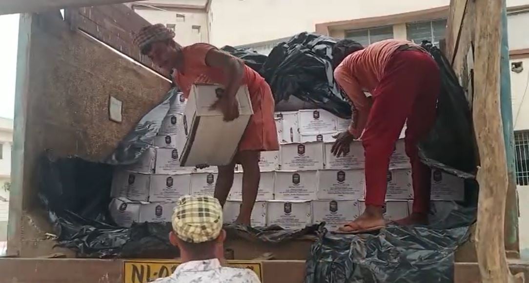 हाइवा से 400 कार्टून विदेशी शराब  बरामद, चालक गिरफ्तार