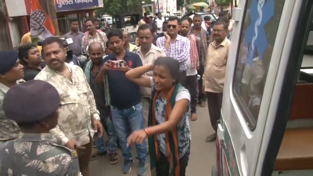 कांग्रेस के धरने से पहले युवती का हाई वोल्टेज ड्रामा, कांग्रेसियों पर बैनर फाड़ने और धरना से हटाने का लगाया आरोप, पुलिस से भी उलझी