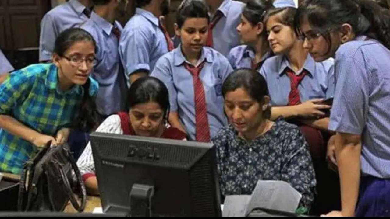 CBSE RESULT: 10वीं और 12 वीं दोनों में लड़कियों ने मारी बाजी, तान्या सिंह को मिले पूरे अंक