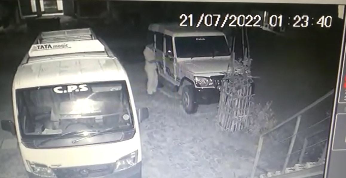 दरवाजे पर खड़ी बोलेरो की चोरी, पूरा मामला सीसीटीवी में कैद, थाने में शिकायत