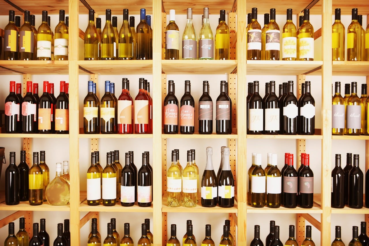 पटना में शराब कारोबारी और डिलीवरी बॉय सहित सात गिरफ्तार, भारी मात्रा में देसी-विदेशी शराब जब्त