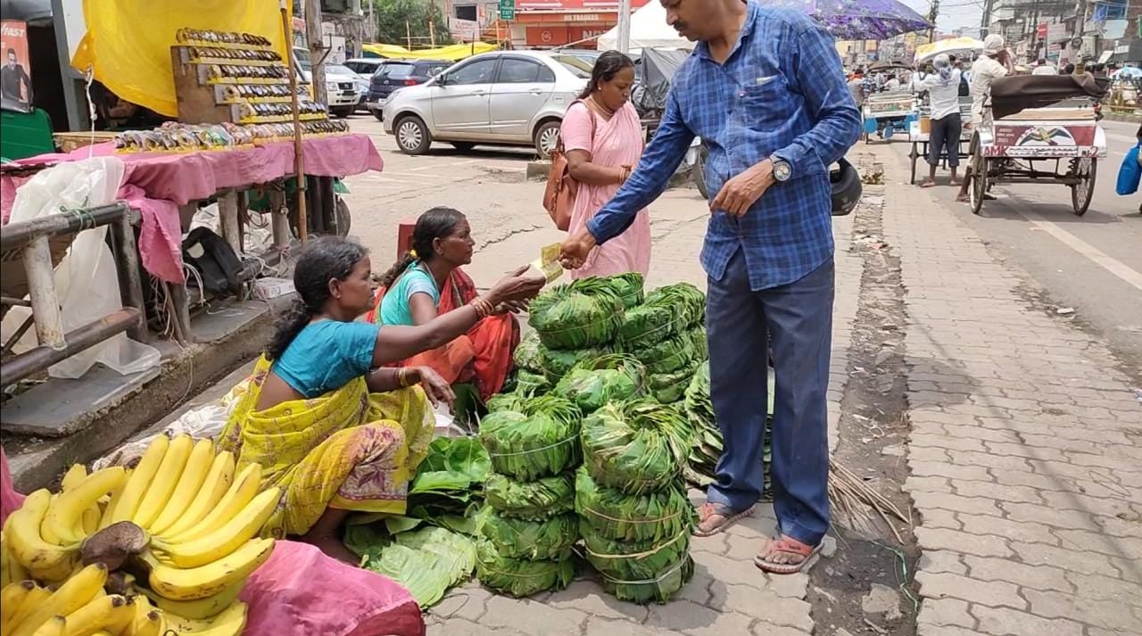 प्लास्टिक बैन के बाद भी नहीं सुधरी इन महिलाओं की हालत, इनके सामान को नहीं मिल रहा कोई खरीददार