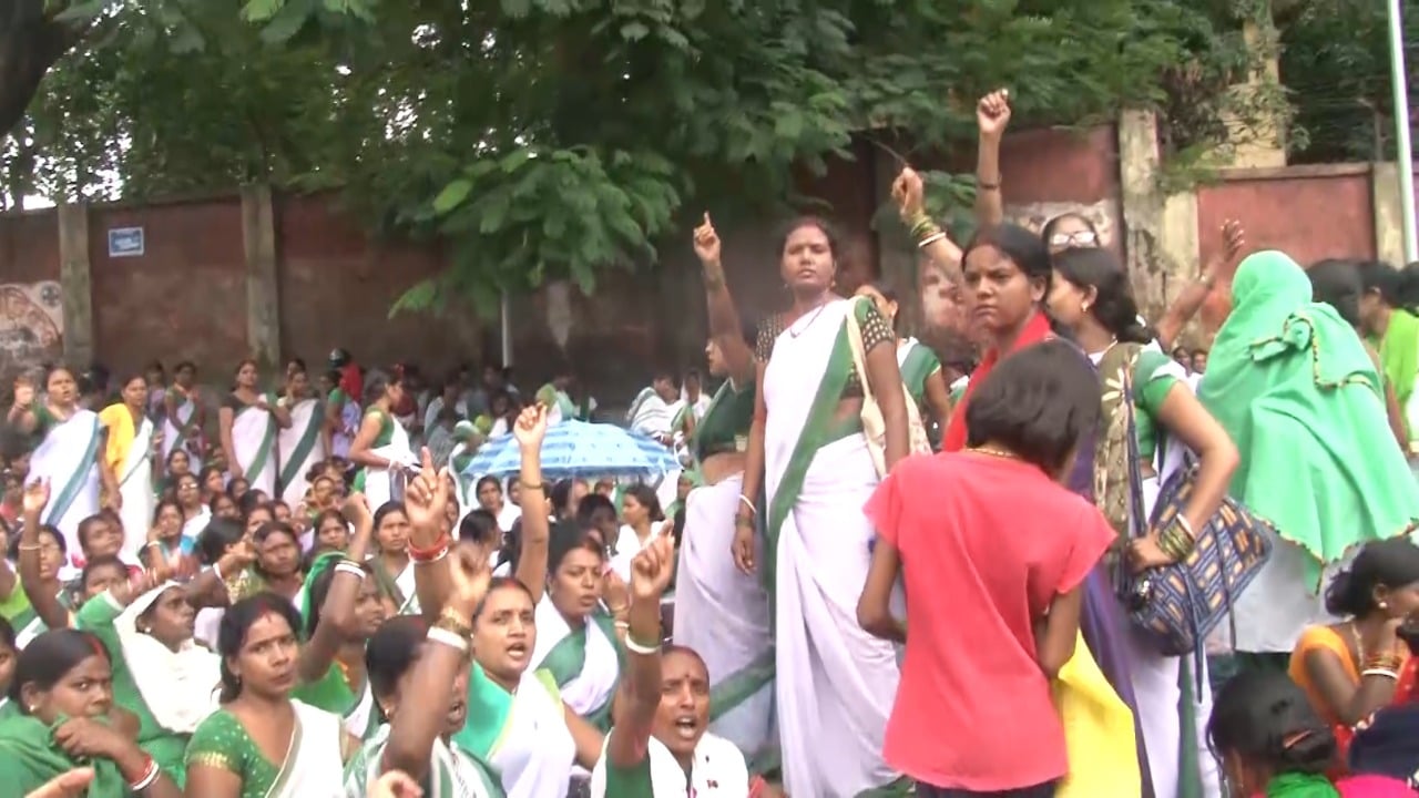 SNMMCH अस्पताल के बाहर हजारों की संख्या में साहिया ने किया प्रदर्शन