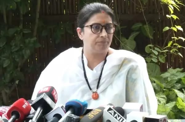 बार नहीं चलाती बल्कि पढ़ाई करती है मेरी बेटी - स्मृति ईरानी