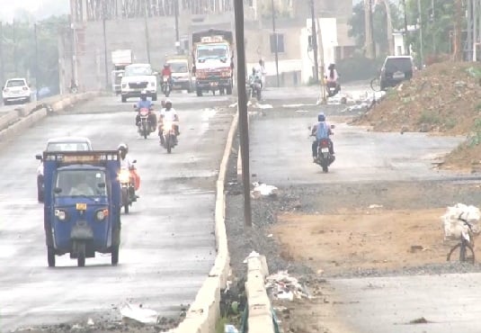 Eight lane सड़क निर्माण का साइड इफ़ेक्ट - दुकान-घर लोग लकड़ी की सीढ़ी  लगाकर जा रहे