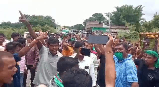 चंपई सोरेन के काफिले के सामने लेट गए आक्रोशित ग्रामीण, चार के विरुद्ध केस दर्ज- जानिये पूरा मामला
