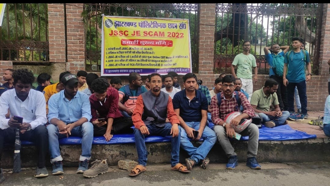 JSSC (JE) परीक्षा पेपर लीक मामले में राजभवन के समीप अनिश्चिकालीन धरना शुरू