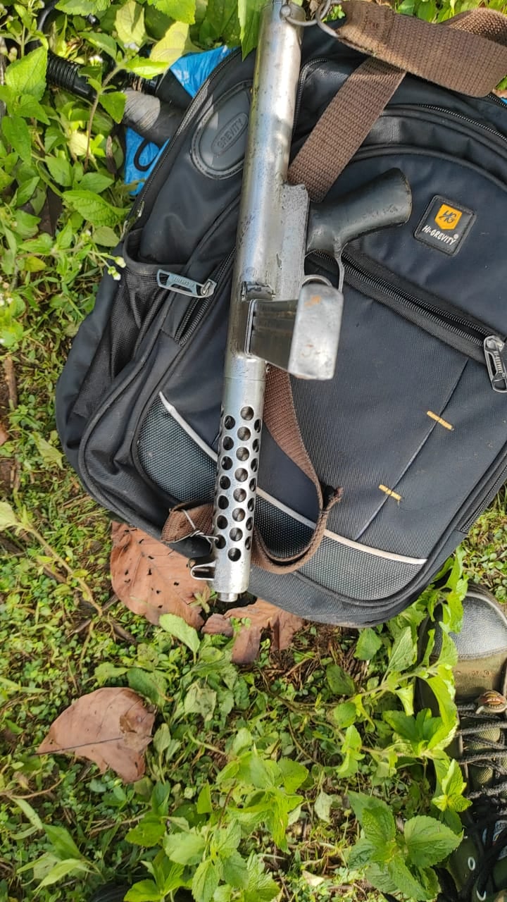 मुठभेड़ में जवानों को भारी पड़ता देख हथियार छोड़ दस्ते के साथ भागा पीएलएफआई सुप्रीमो