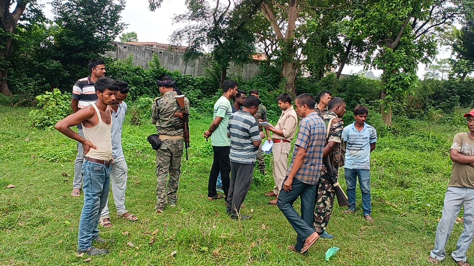 DHANBAD: बापू नगर में अलसुबह पेड़ से लटका मिला श'व , जाँच में जुटी पुलिस