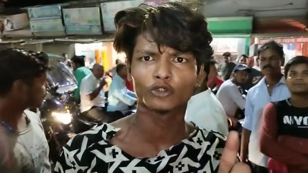 युवती के साथ छेड़खानी करना मनचले युवक को पड़ा महंगा, लोगों ने कर दी जमकर धुनाई