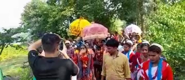 एकल अभियान दल का वन यात्रा में  पारंपरिक गीतों और नृत्य  से ग्रामीणों ने किया भव्य स्वागत