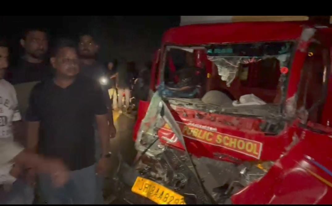 खड़ी पिकअप वैन में मैजिक वाहन ने मारी टक्कर,  छह यात्री गंभीर, रेफर