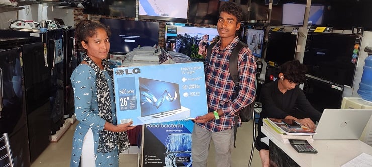 बेटी का मैच देखने के लिए घर में TV नहीं, हॉकी झारखंड ने संगीता को दिया गिफ्ट