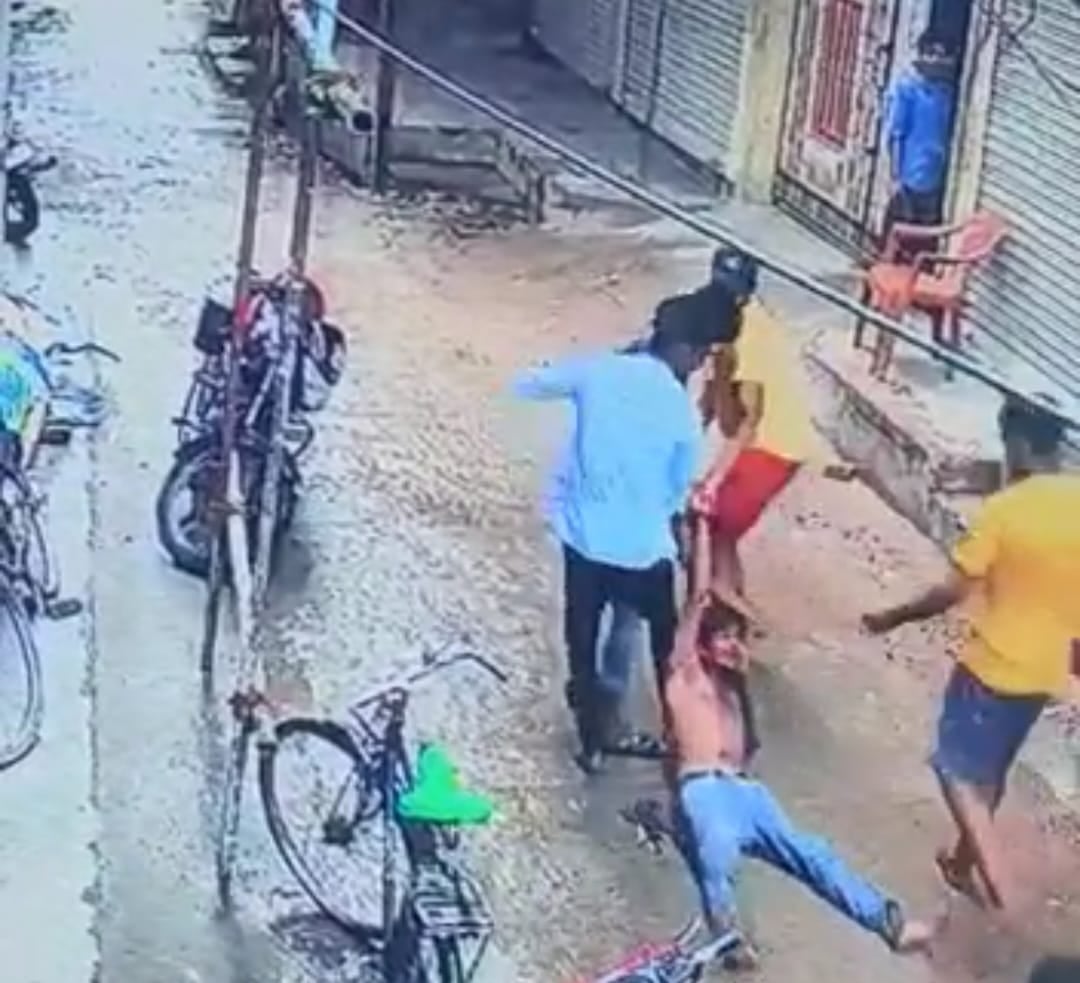 समस्तीपुर में दिखा तालिबानी कानून, बदमाशों ने बीच पर सड़क युवक से मारपीट कर अधमरा करते हुए  घसीटा
