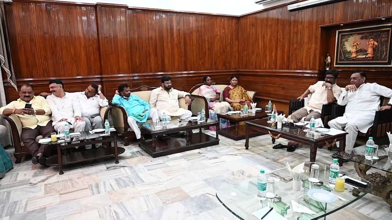 अफवाहों पर विराम ज़्यादातर कांग्रेसी विधायक बैठक में हुए शामिल