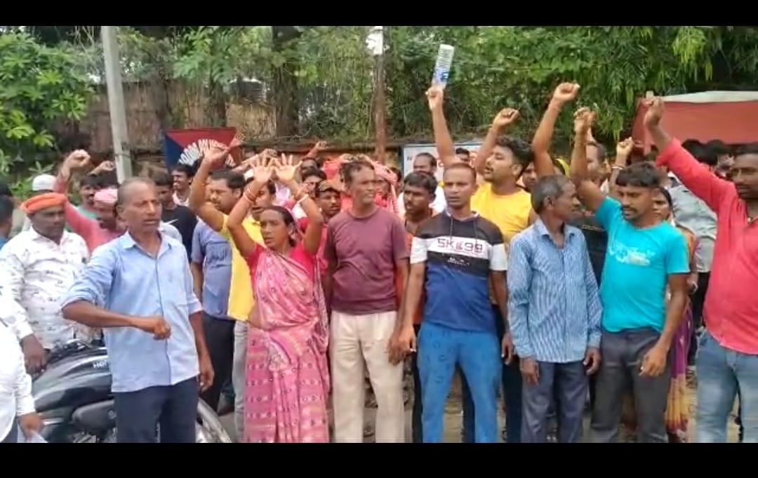 दबंगों पर कार्रवाई के लिए घेरा बरवड्डा  थाना ,आश्वासन पर माने