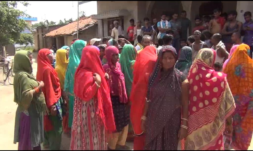 लोन देने के नाम हुआ फर्जीवाड़ा, भोली-भाली दर्जनों महिलाओं के नाम पर निकाल लिया गया लोन
