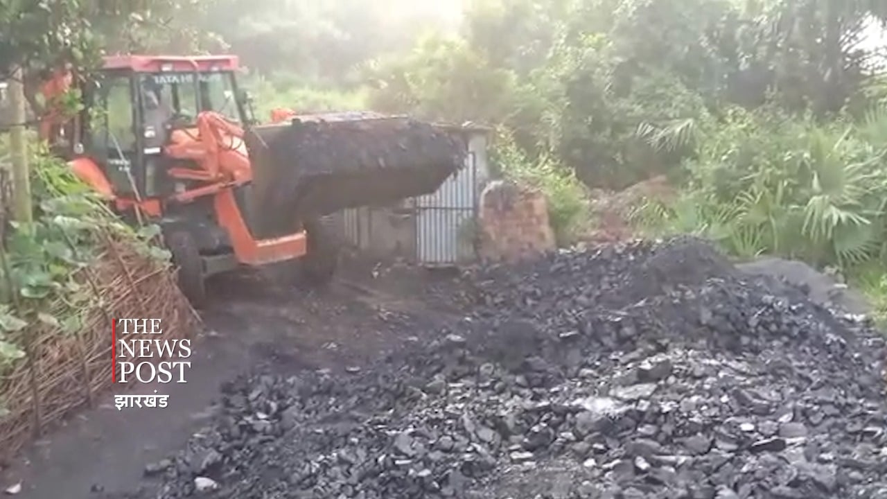 अवैध कोयला अड्डे पर पुलिस का छापा, 25 ट्रैक्टर अवैध कोयला जब्त