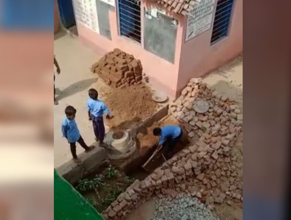 जहानाबाद के एक स्कूल में छात्रों से करवाए जा रहे थे मजदूरों वाले काम, वीडियो वायरल होने पर डीएम ने दिया कार्रवाई का निर्देश