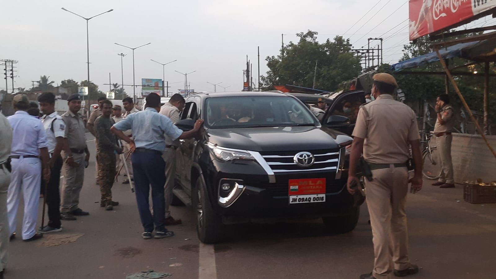 विधायक इरफान की गाड़ी से लाखों नगद बरामद,इरफान सहित तीन विधायक गिरफ्तार