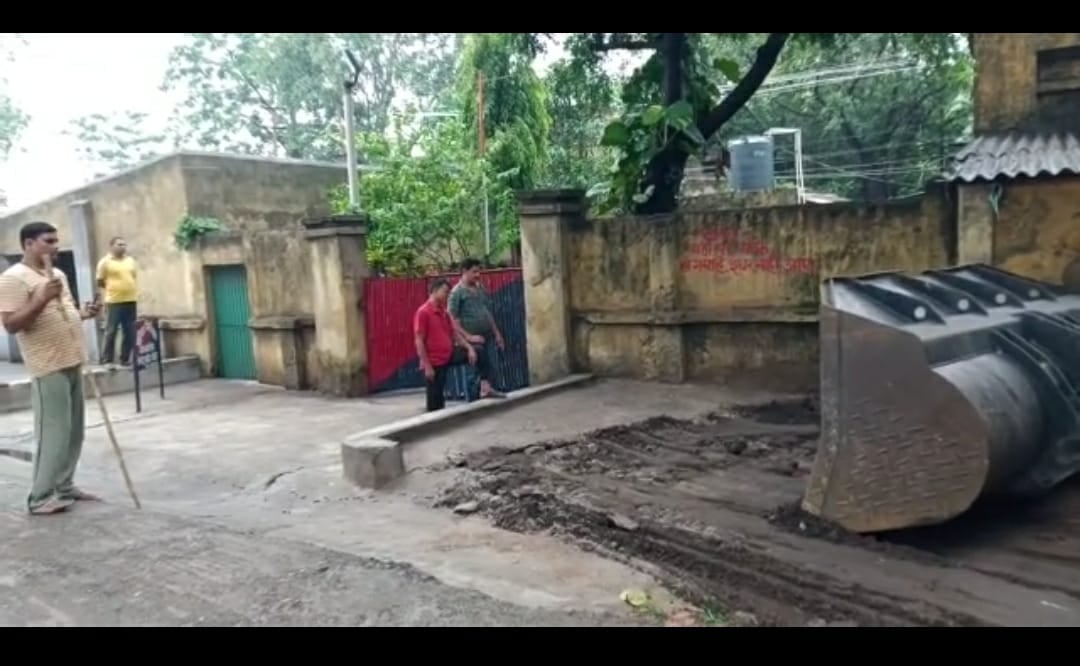 DHANBAD:  केंदुआ डीह पुलिस इंस्पेक्टर कार्यालय के मेन गेट के समीप बना गोफ