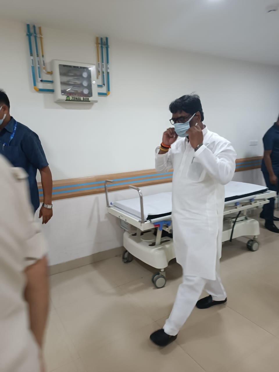 बीमार शिक्षा मंत्री से मिलने पहुंचे सीएम हेमंत सोरेन, चेन्नई के डाक्टरों के संपर्क में थे पारस के डॉक्टर