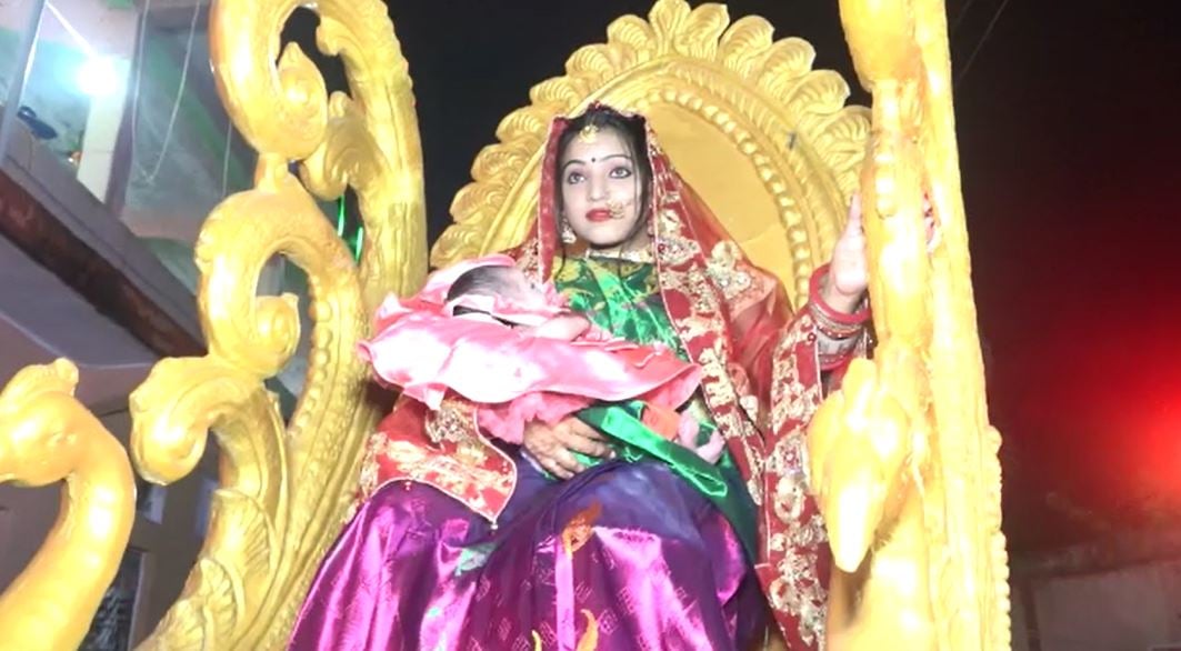 वर्षों बाद घर में बिटिया ने लिया जन्म तो परिवार ने अस्पताल से डोली में बिठाकर लाया घर