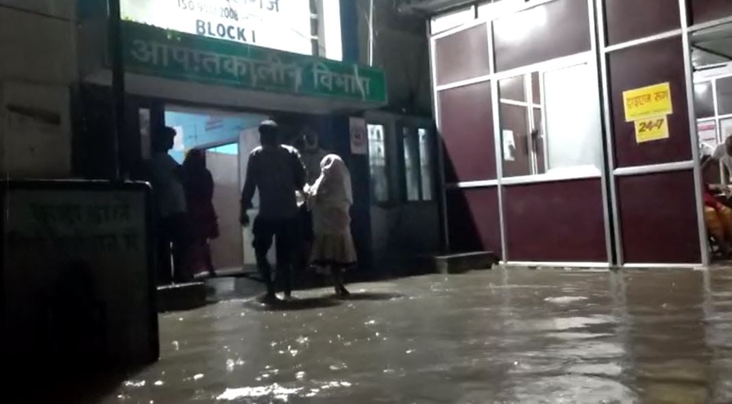 बारिश ने खोल दी सरकारी व्यवस्था की पोल, तालाब में तब्दील हुआ सदर अस्पताल